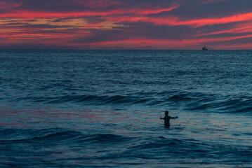Fototapeta premium Persona con brazos abierto en el crepusculo.