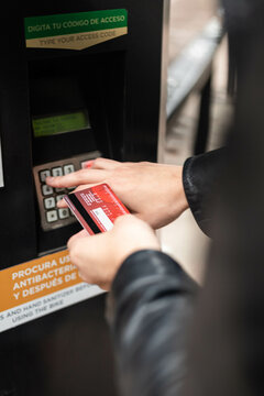 Acercamiento a una tarjeta de cr&eacute;dito pagando un parqu&iacute;metro