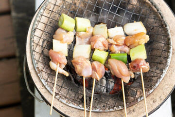 しちりんで焼く、もも肉のねぎま　焼き鳥