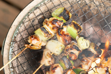 しちりんで焼く、もも肉のねぎま　焼き鳥