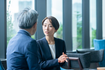 話をする日本人女性