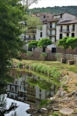 Fototapeta na wymiar casas de Covarrubias reflejadas en las aguas del río Arlanza 