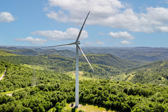 Wind turbinę perched in the Appalachian mountains