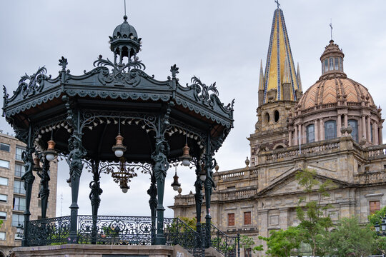 kiosko de la Plaza de Armas y Catedral de Guadalajara M&eacute;xico.