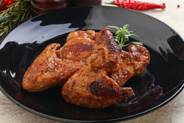 Roasted chicken wings with spicy sauce