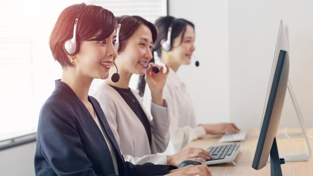 女性オペレータのグループ　コールセンター 