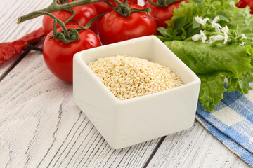 Raw sesame seeds in the bowl