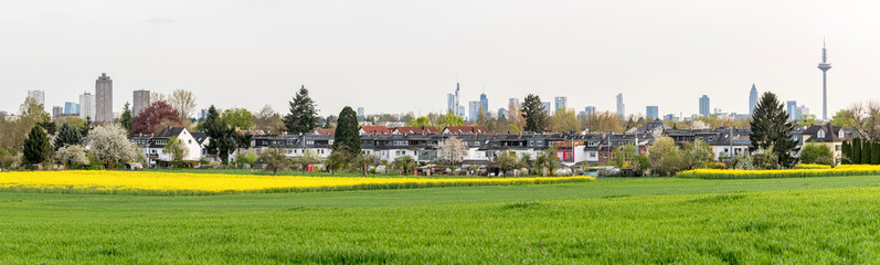 Panorama von Bonames, einem nördlichen Stadtteil von Frankfurt am Main mit der Skyline der...