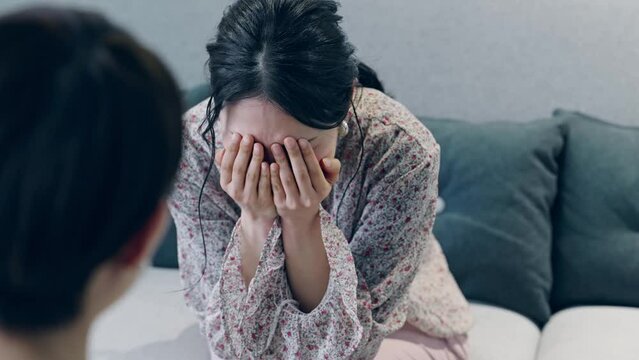 泣く女性　カウンセリング　セラピー