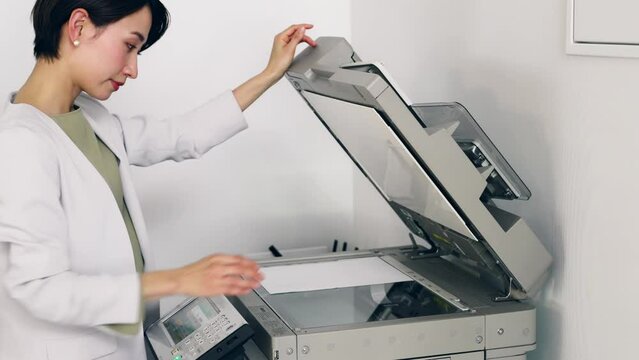 コピー機を使う女性