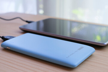 タブレットと水色のモバイルバッテリー１３