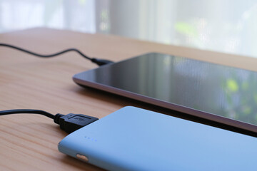 タブレットと水色のモバイルバッテリー１２