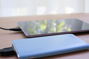 タブレットと水色のモバイルバッテリー９