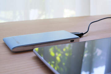 タブレットと水色のモバイルバッテリー８