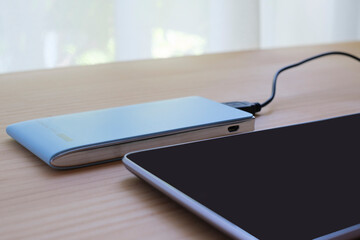 タブレットと水色のモバイルバッテリー７