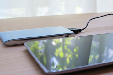 タブレットと水色のモバイルバッテリー６