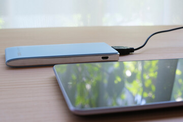 タブレットと水色のモバイルバッテリー５