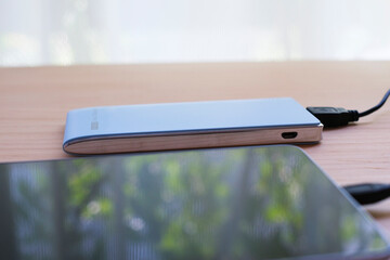 タブレットと水色のモバイルバッテリー１