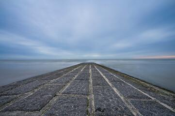 Steg im Wasser Strand Meer Bewölkung