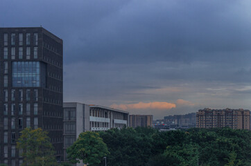 In the evening, a large number of clouds gathered in the sky; the clouds were spectacular in the sky and the buildings under them were very small.