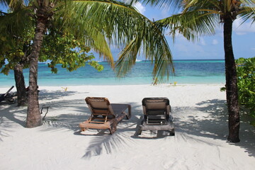 Zwei Liegen am Traumstrand der Malediven