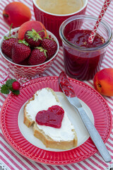 Erdbeer-Aprikosen-Konfitüre auf dem Stück-Brot und im Glas