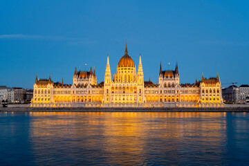 Fototapeta premium Amazing night view to Hungarian Parliament Building and Danube river
