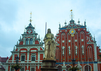 Fototapeta na wymiar House of the Blackheads and monument of St. Roland in Riga, Latvia