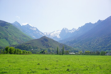 Paisaje de las montañas de Los Pirineos desde Francia