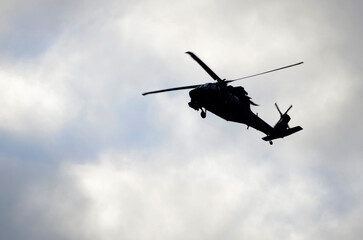 Fototapeta na wymiar 上空のヘリコプター