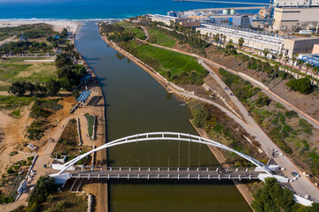 Fototapeta premium Park Nahal in Hadera, Top view of the pedestrian bridge over the river Hadera