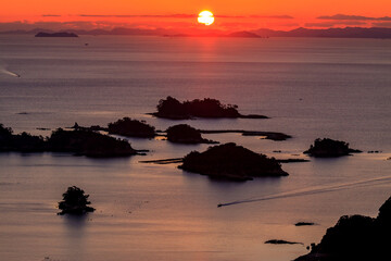 日暮れの島々の間を仕事を終えた漁船が帰っていきます
A fishing boat that has finished work returns between the islands at nightfall