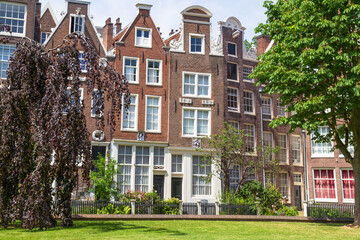 Fototapeta na wymiar Historic medieval old houses in the Begijnhof, the oldest courtyard in Amsterdam.
