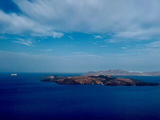 Fototapeta na wymiar Santorin, bluesky, meer, Insel, Himmel, Wolken, blaues Meer, Insel mit Meer, Meer und Himmel, Wolken und Meer