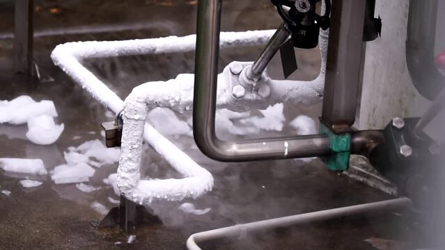 The hospital's liquid oxygen pipeline, freezes and freezes and freezes from the transfer of liquid oxygen.	
