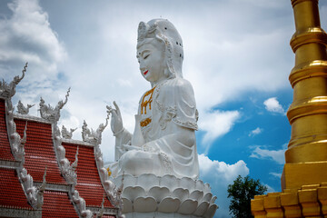 Fototapeta Vista de estatua gigante de Lady Buda, en templo Wat huay pla kang obraz