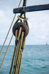 Naklejka premium Pulley with ropes on a boat
