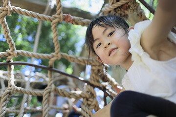 綱渡りで遊ぶ女子小学生 (7歳)