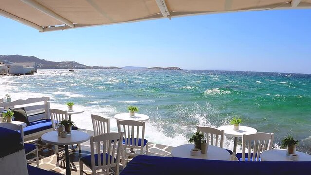 Chaises avec tables dans une avenue grecque typique dans la petite partie de Mykonos, en Gr&egrave;ce