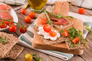 Crispy rye bread with sesame seeds, ham and cottage cheese.