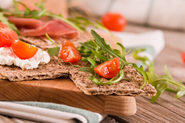 Crispy rye bread with sesame seeds, ham and cottage cheese.
