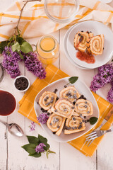 Swiss roll cake con chocolate chips.