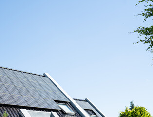 Solaranlage auf Dach erneuerbare Energien nachhaltig Strom