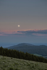 Vollmond in Hügellandschaft, Steiermark, Österreich