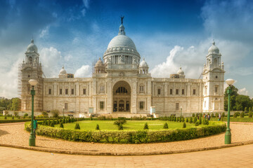 Obraz premium Beautiful panoramic image of Victoria Memorial, Kolkata , Calcutta, West Bengal, India . A Historical Monument of Indian Architecture. Built to commemorate Queen Victoria's 25 years reign in India.