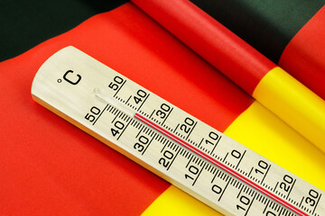 Thermometer Temperatur 40 Grad Celsius und Deutsche Flagge