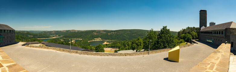 Fototapeta na wymiar Panorama von der Ordensburg Vogelsang IP über dem Urftsee im Nationalpark Eifel