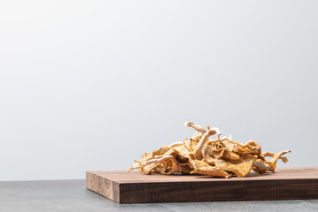 Trockenpilze auf Holzbrett, getrocknete Austernpilze auf einem Haufen
