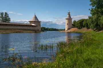Plakat View of the Pskov Kremlin wall, High (Vysokaya) and Flat (Ploskaya) towers on the bank of the Pskova River on a sunny summer day, Pskov, Russia
