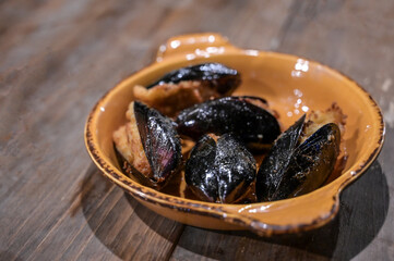 Pentola in terracotta di cozze fritte 